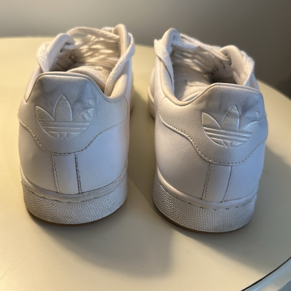 Men’s Adidas All White Sneaker, Size 11 - Picture 3 of 5